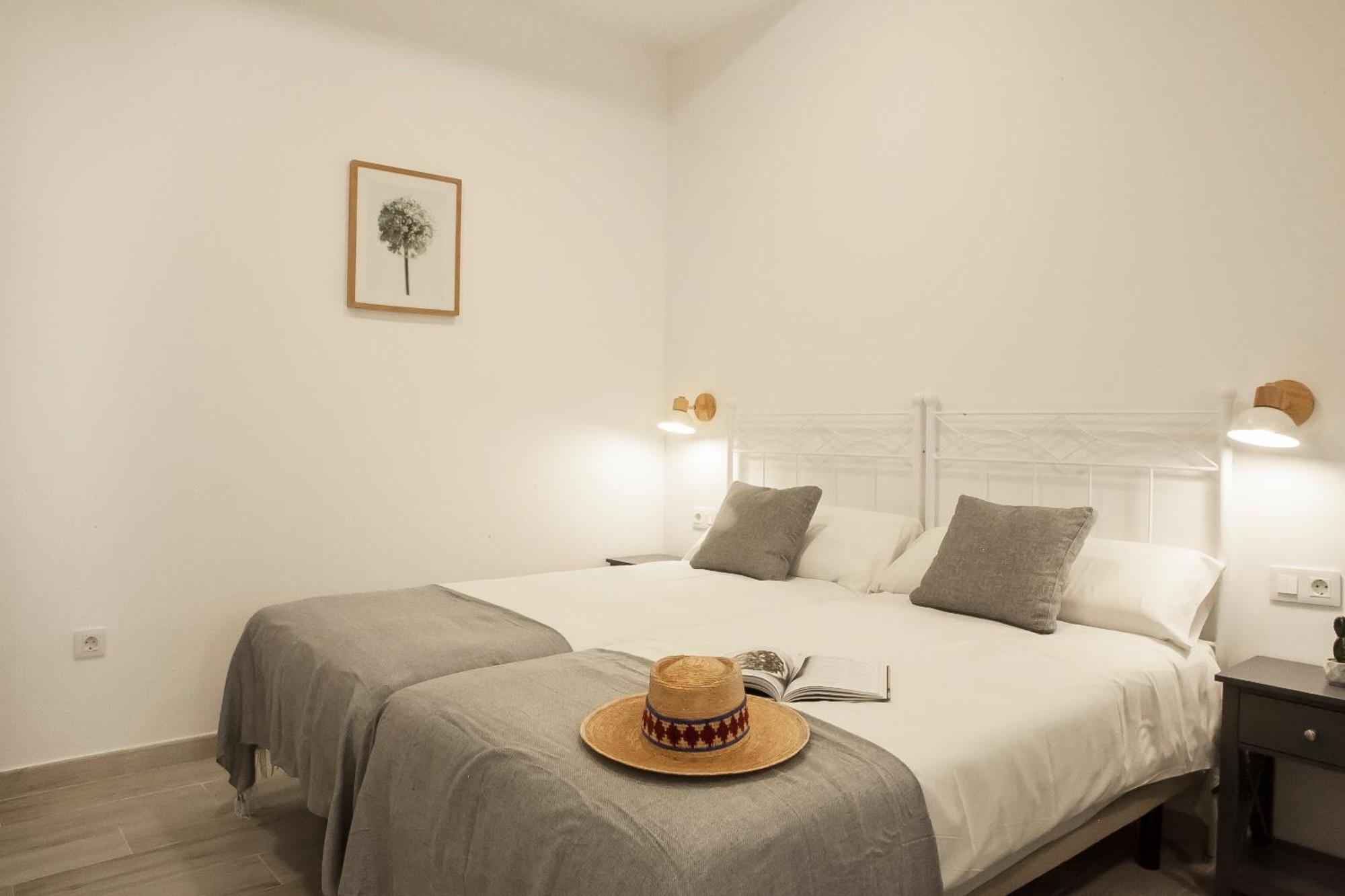 Apartamentos Rg Hospital Valme Seville Ngoại thất bức ảnh